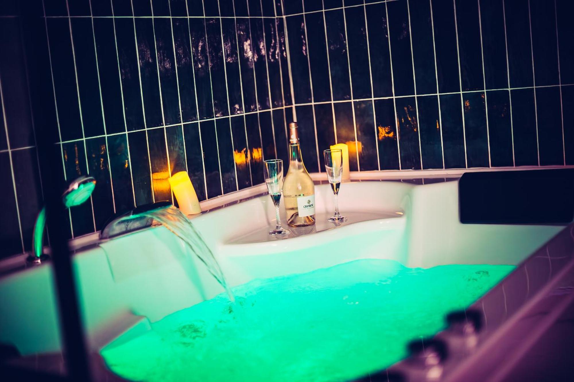 Love Room Du Mont D'Or - Baignoire Spa - Minibar Offert Μασσαλία Εξωτερικό φωτογραφία